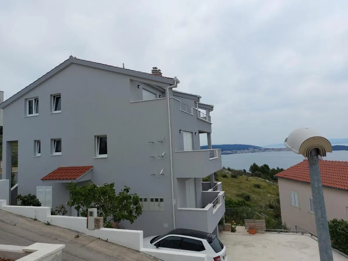 Apartments Vini Seget Donji