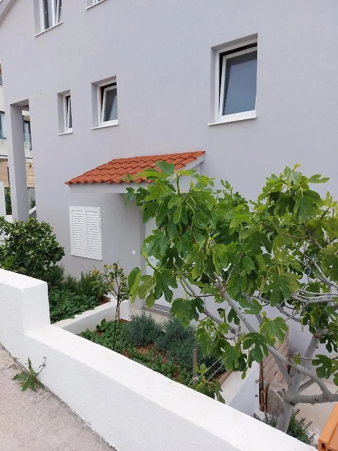 Apartments Vini Seget Donji