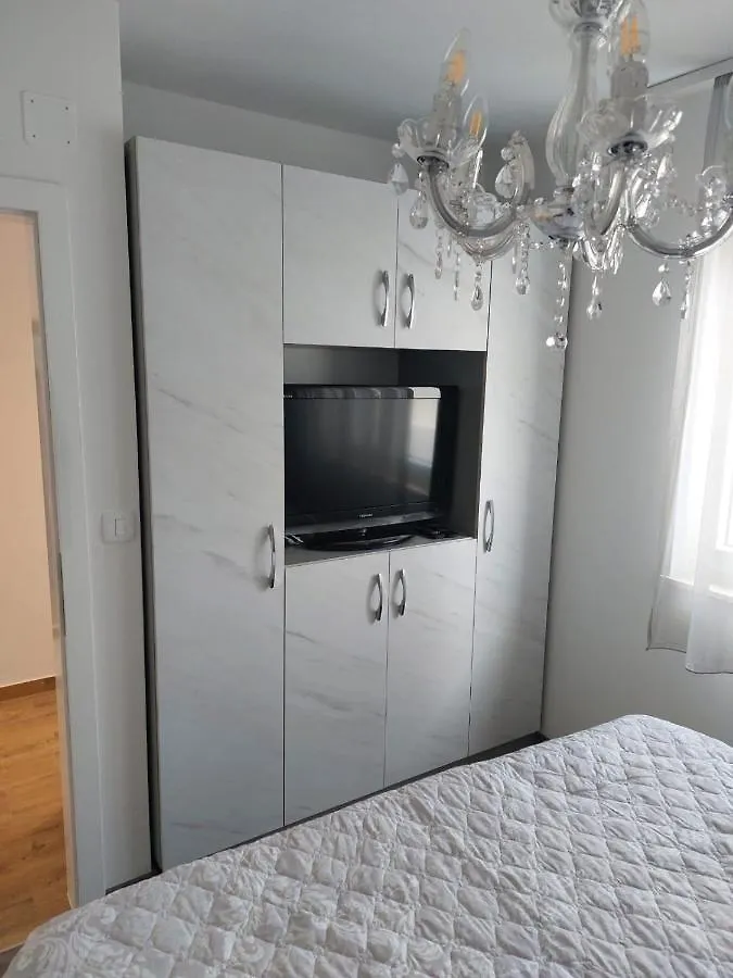 Apartments Vini Seget Donji